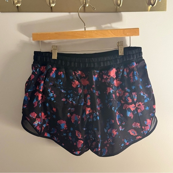 Lululemon Hotty Hot Low Rise Shorts | Dandy Digie Multi / Black Rare size 10 - Picture 3 of 5